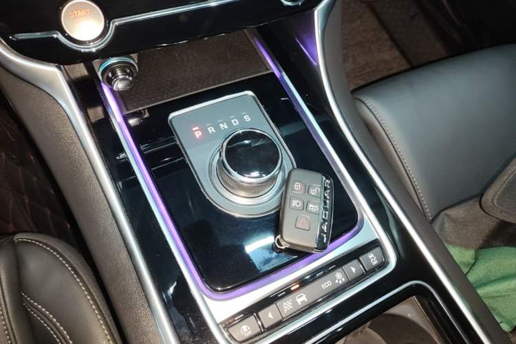 Used Jaguar XEL 2019 2.0T 200 PS Deluxe Edition Gear Lever