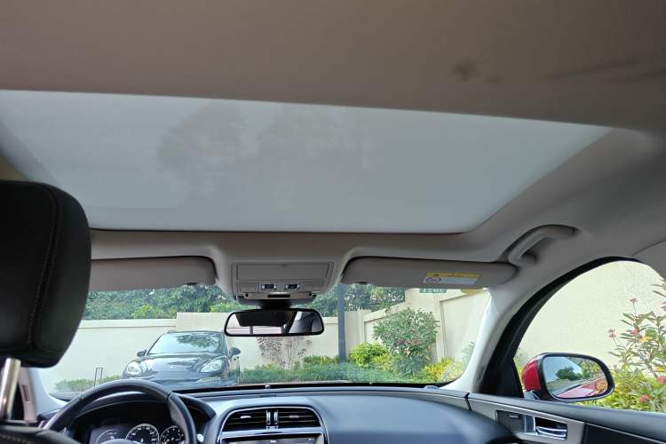 Used Jaguar XEL 2019 2.0T 200 PS Deluxe Edition Headliner