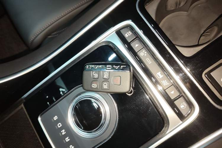 Used Jaguar XEL 2019 2.0T 200 PS Deluxe Edition Interior 1