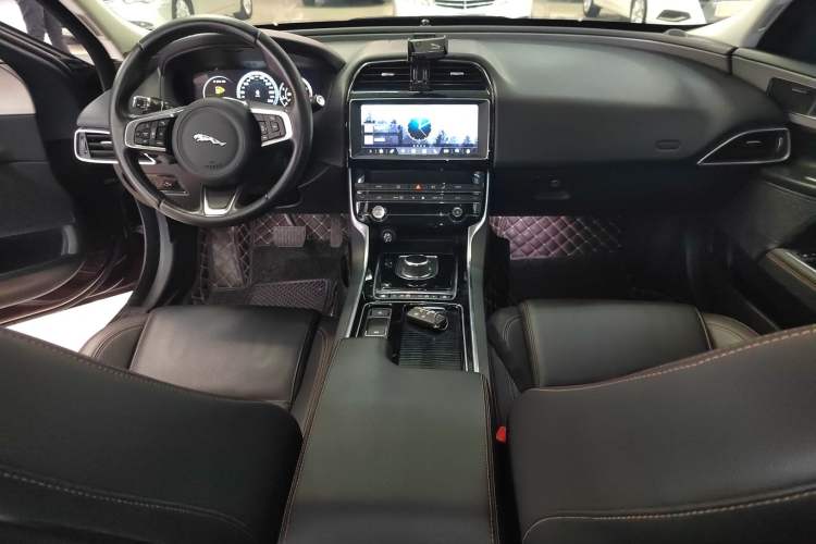 Used Jaguar XEL 2019 2.0T 200 PS Deluxe Edition Interior 2