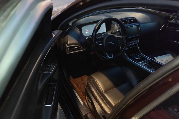 Used Jaguar XEL 2019 2.0T 200 PS Deluxe Edition Interior 3