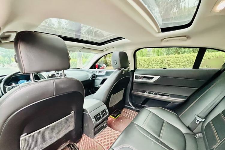 Used Jaguar XEL 2019 2.0T 200 PS Deluxe Edition Interior 4