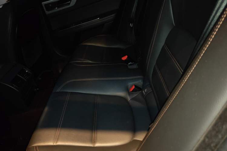 Used Jaguar XEL 2019 2.0T 200 PS Deluxe Edition Interior 4