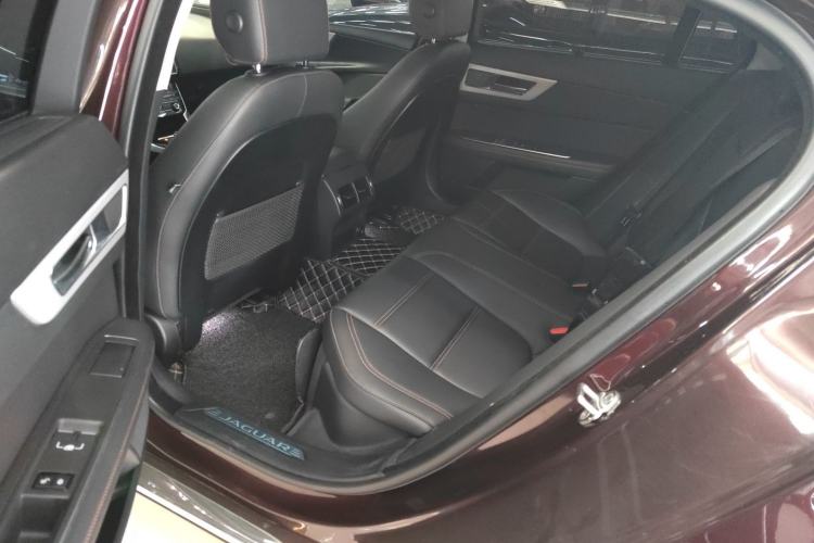 Used Jaguar XEL 2019 2.0T 200 PS Deluxe Edition Interior 4