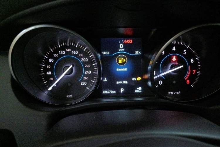 Used Jaguar XEL 2019 2.0T 200 PS Luxury Edition Odometer Close Up