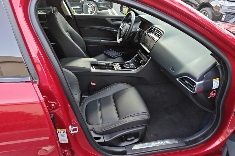 Used Jaguar XEL 2019 2.0T 200 PS Deluxe Edition Right Front Seat