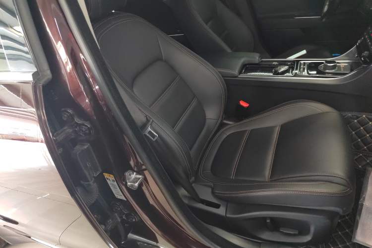 Used Jaguar XEL 2019 2.0T 200 PS Deluxe Edition Right Front Seat
