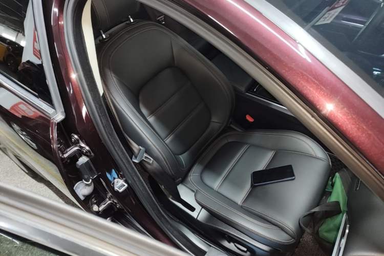 Used Jaguar XEL 2019 2.0T 200 PS Deluxe Edition Right Front Seat