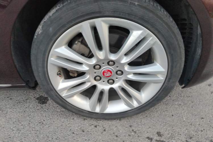 Used Jaguar XEL 2019 2.0T 200 PS Deluxe Edition Right Front Wheel Hub