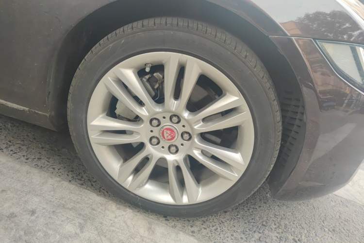 Used Jaguar XEL 2019 2.0T 200 PS Deluxe Edition Right Front Wheel Hub