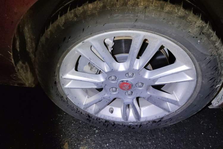 Used Jaguar XEL 2019 2.0T 200 PS Luxury Edition Right Front Wheel Hub