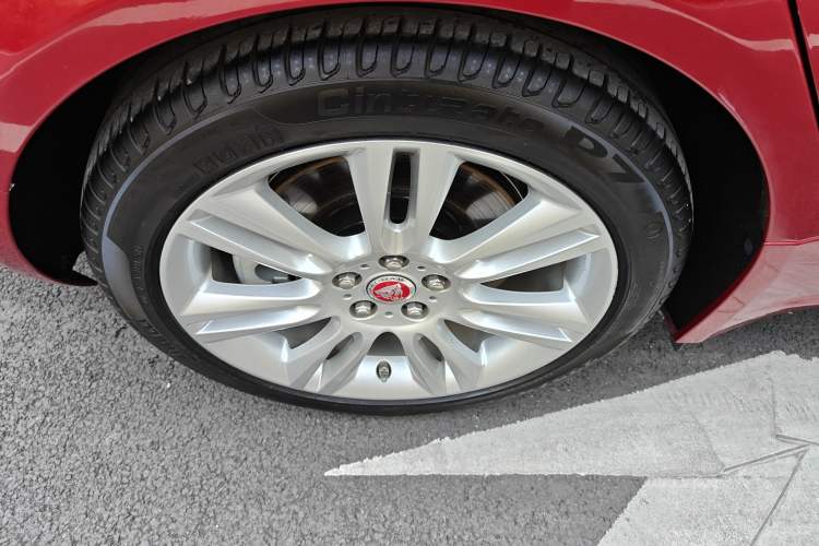 Used Jaguar XEL 2019 2.0T 200 PS Deluxe Edition Right Rear Wheel Hub