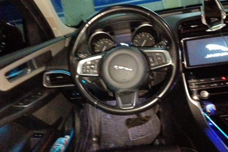 Used Jaguar XEL 2019 2.0T 200 PS Luxury Edition Steering Wheel