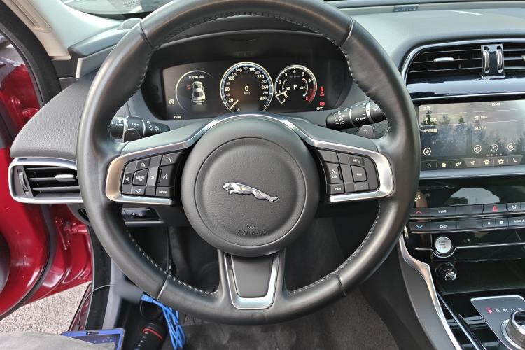 Used Jaguar XEL 2019 2.0T 200 PS Deluxe Edition Steering Wheel