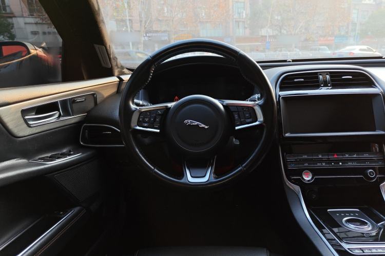 Used Jaguar XEL 2019 2.0T 200 PS Deluxe Edition Steering Wheel