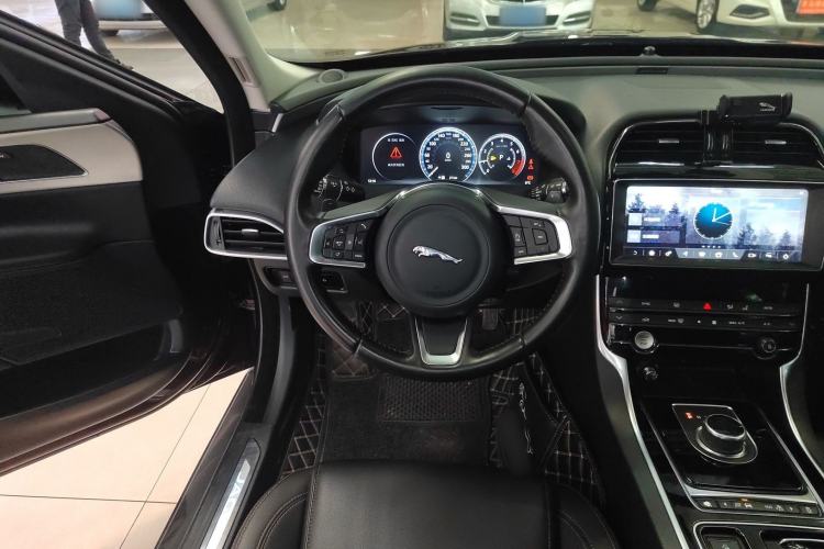 Used Jaguar XEL 2019 2.0T 200 PS Deluxe Edition Steering Wheel