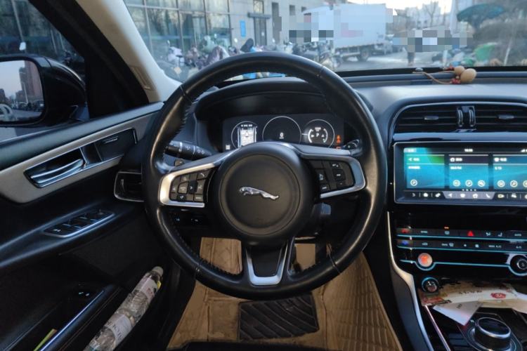 Used Jaguar XEL 2019 2.0T 200 PS Deluxe Edition Steering Wheel
