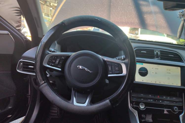 Used Jaguar XEL 2019 2.0T 200 PS Deluxe Edition Steering Wheel