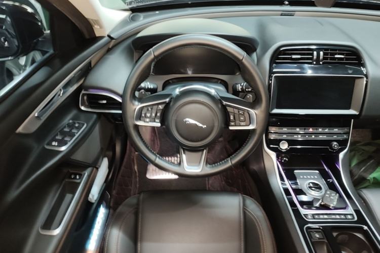 Used Jaguar XEL 2019 2.0T 200 PS Deluxe Edition Steering Wheel