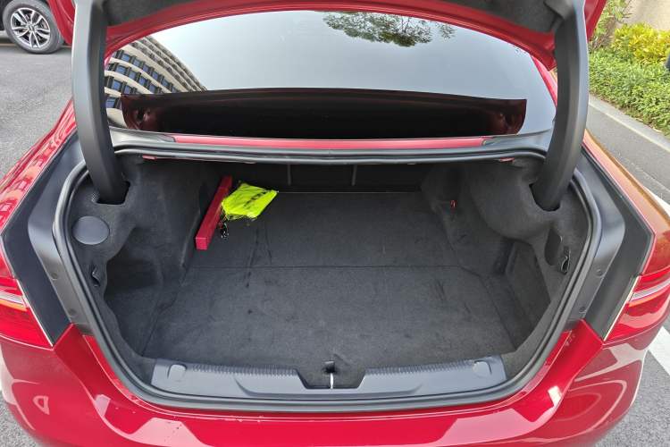 Used Jaguar XEL 2019 2.0T 200 PS Deluxe Edition Trunk