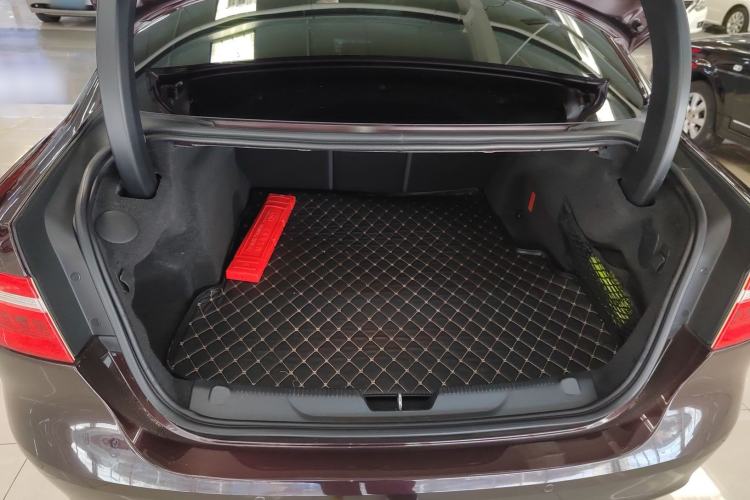 Used Jaguar XEL 2019 2.0T 200 PS Deluxe Edition Trunk