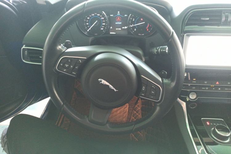 Used Jaguar XEL 2019 2.0T 200 PS Elite Edition Steering Wheel