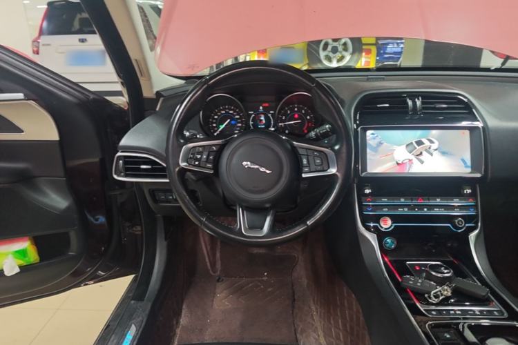 Used Jaguar XEL 2019 2.0T 200 PS Luxury Edition Steering Wheel