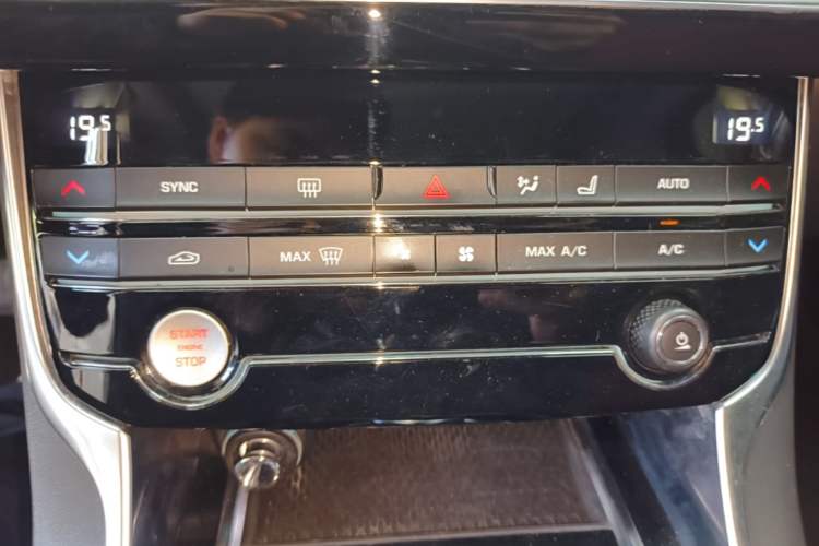 Used Jaguar XEL 2019 2.0T 200 PS Deluxe Edition Audio And AC Panel