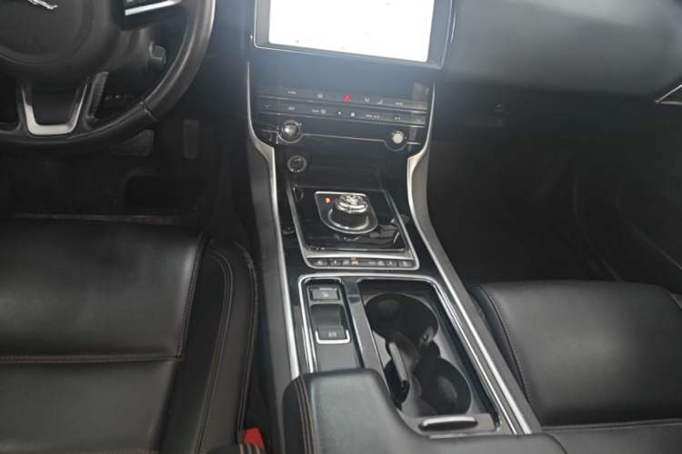 Used Jaguar XEL 2019 2.0T 200 PS Deluxe Edition Audio And AC Panel