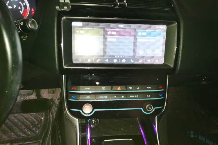 Used Jaguar XEL 2019 2.0T 200 PS Deluxe Edition Audio And AC Panel