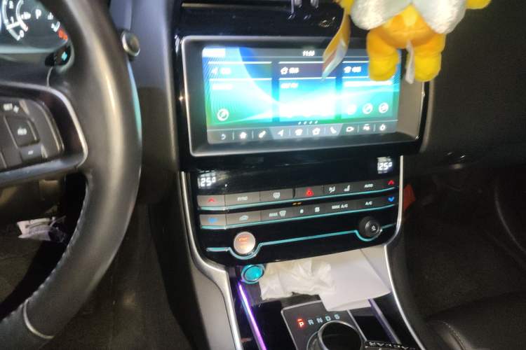 Used Jaguar XEL 2019 2.0T 200 PS Deluxe Edition Audio And AC Panel