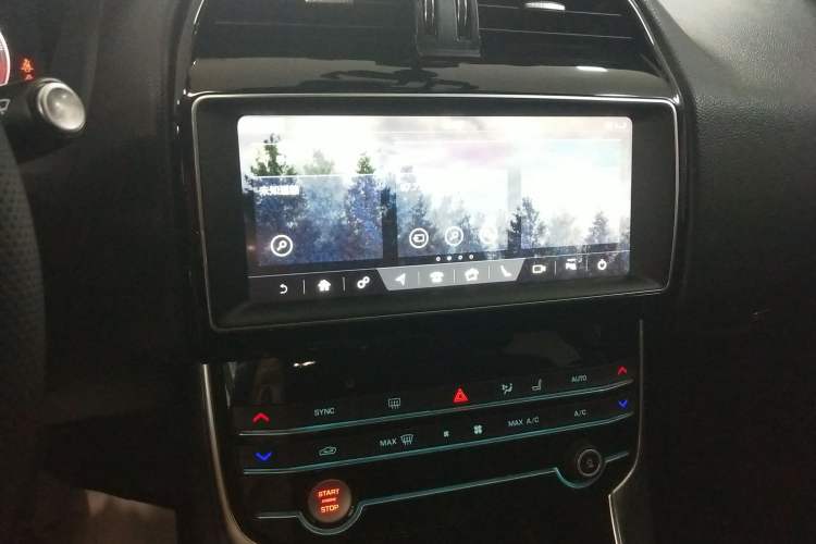 Used Jaguar XEL 2019 2.0T 200 PS Deluxe Edition Audio And AC Panel