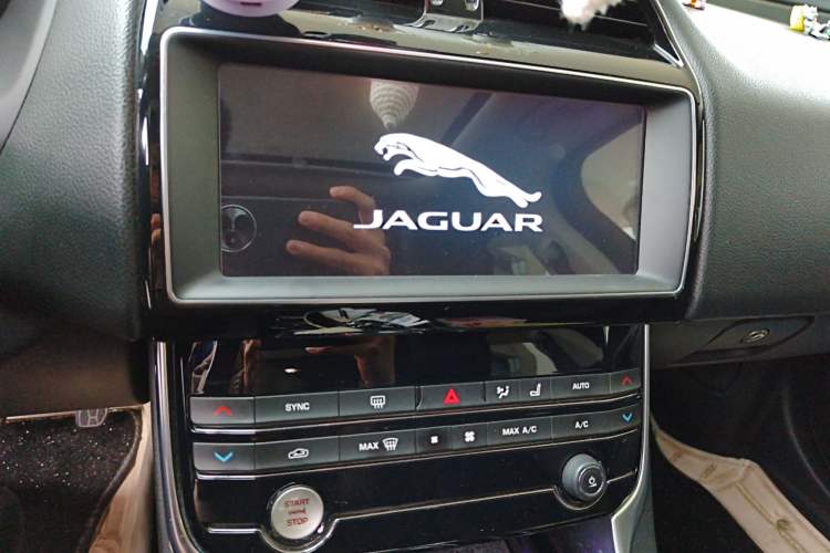 Used Jaguar XEL 2019 2.0T 200 PS Deluxe Edition Audio And AC Panel