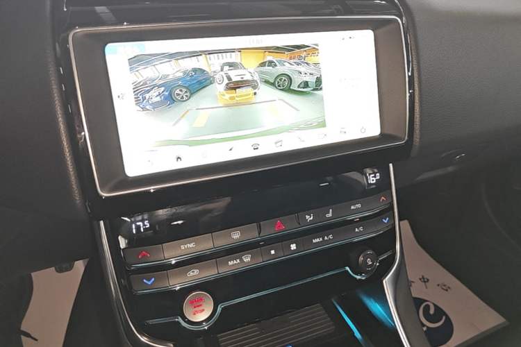 Used Jaguar XEL 2019 2.0T 200 PS Deluxe Edition Audio And AC Panel
