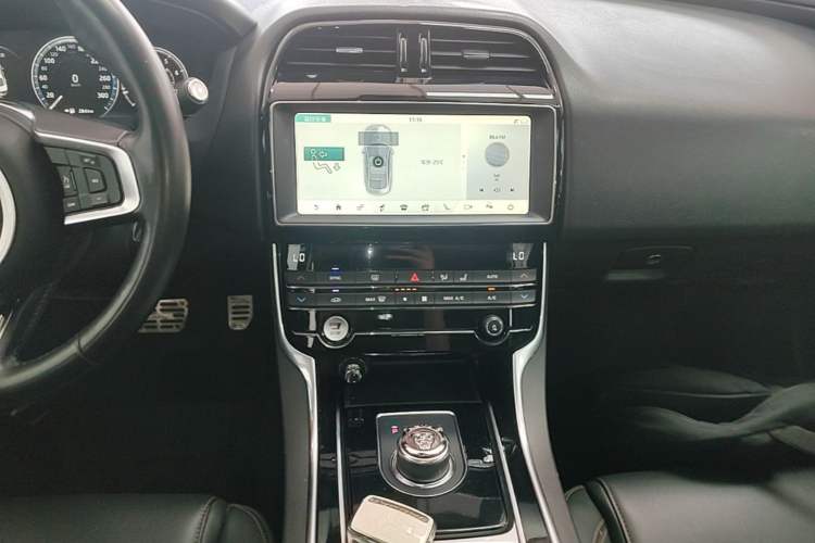 Used Jaguar XEL 2019 2.0T 200 PS Deluxe Edition Audio And AC Panel