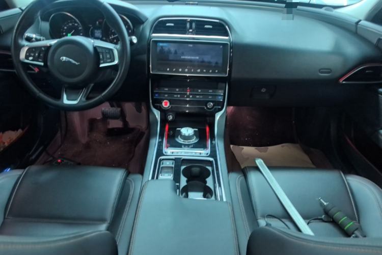 Used Jaguar XEL 2019 2.0T 200 PS Luxury Edition Center Console
