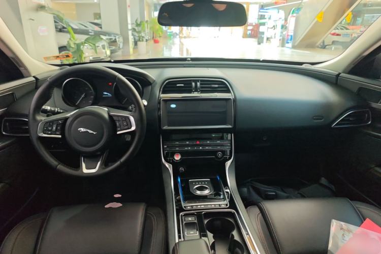 Used Jaguar XEL 2019 2.0T 200 PS Luxury Edition Center Console