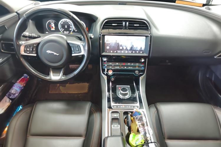 Used Jaguar XEL 2019 2.0T 200 PS Deluxe Edition Center Console