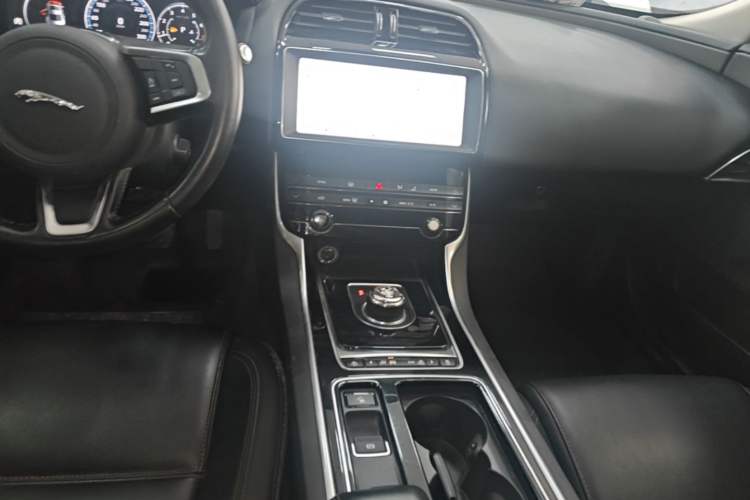 Used Jaguar XEL 2019 2.0T 200 PS Deluxe Edition Center Console