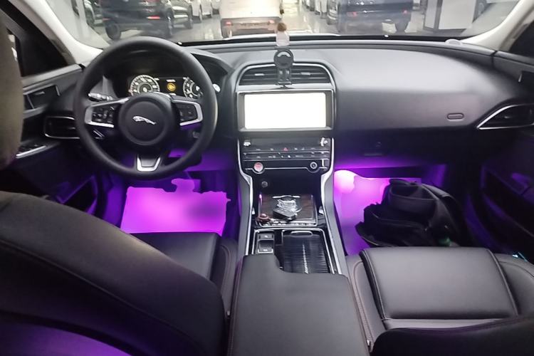 Used Jaguar XEL 2019 2.0T 200 PS Deluxe Edition Center Console