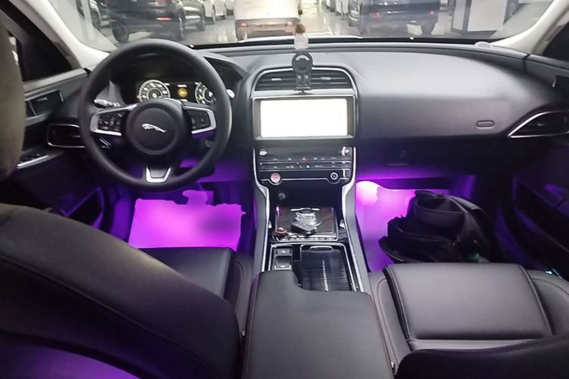 Used Jaguar XEL 2019 2.0T 200 PS Deluxe Edition Center Console