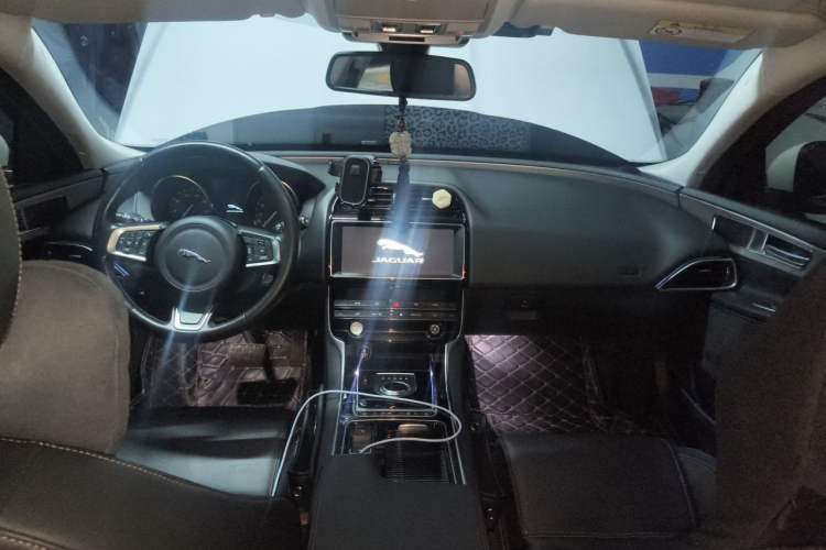 Used Jaguar XEL 2019 2.0T 200 PS Luxury Edition Center Console