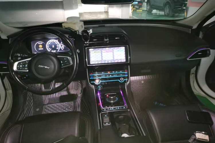 Used Jaguar XEL 2019 2.0T 200 PS Deluxe Edition Center Console