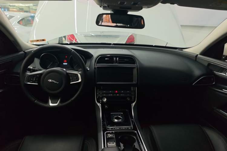 Used Jaguar XEL 2019 2.0T 200 PS Luxury Edition Center Console