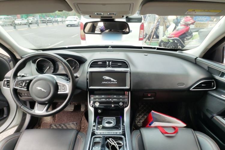 Used Jaguar XEL 2019 2.0T 200 PS Luxury Edition Center Console