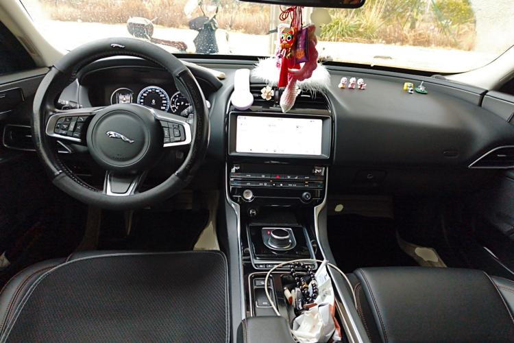 Used Jaguar XEL 2019 2.0T 200 PS Deluxe Edition Center Console