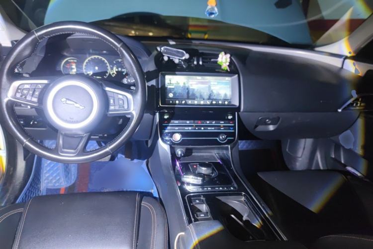 Used Jaguar XEL 2019 2.0T 200 PS Deluxe Edition Center Console