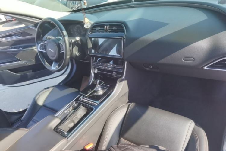 Used Jaguar XEL 2019 2.0T 200 PS Deluxe Edition Center Console