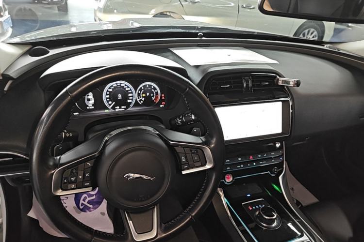 Used Jaguar XEL 2019 2.0T 200 PS Deluxe Edition Center Console