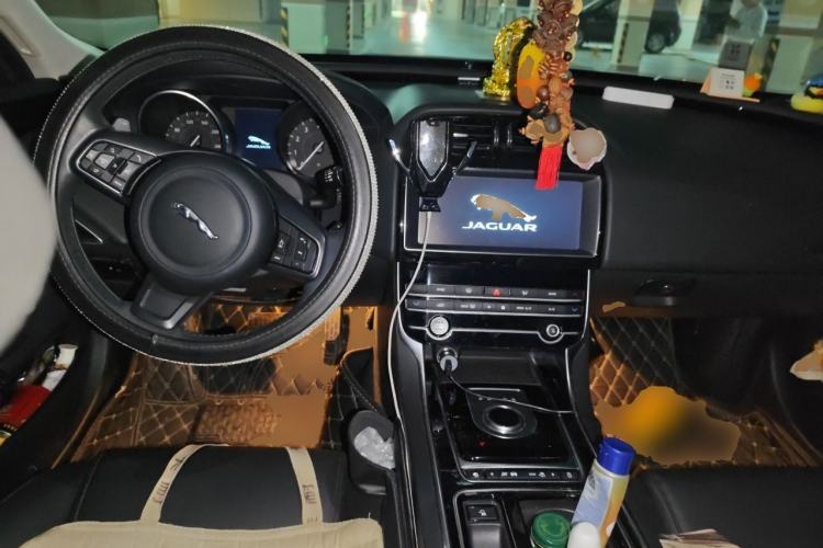 Used Jaguar XEL 2019 2.0T 200 PS Elite Edition Center Console